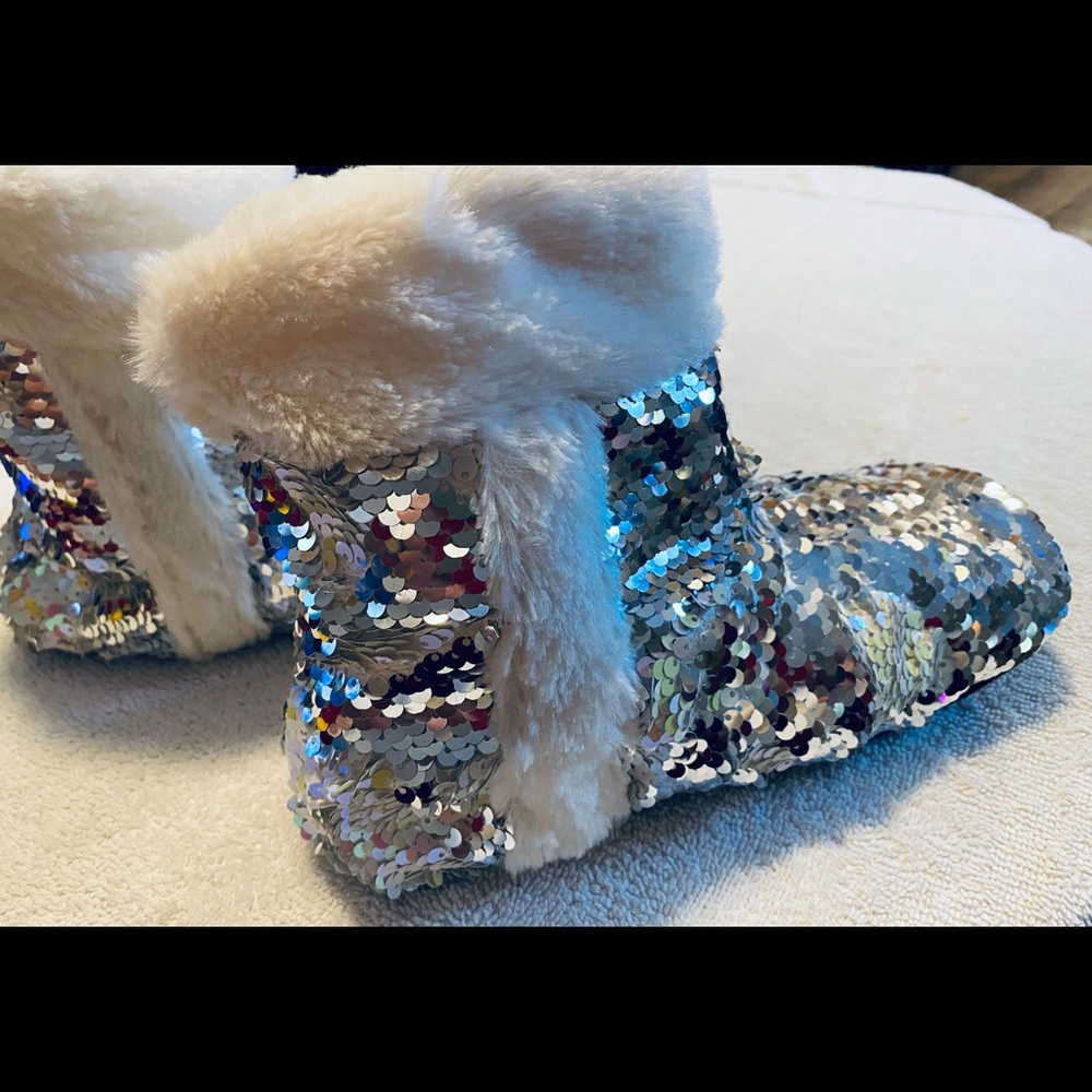 Brand New Comfy Fuzzy Slippers   - LITTLE GIRL Size 3 - box 12